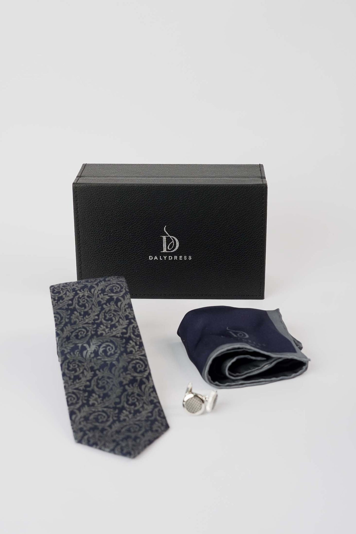 Patterned Tie, Metal Cufflink & Solid Hanky Set