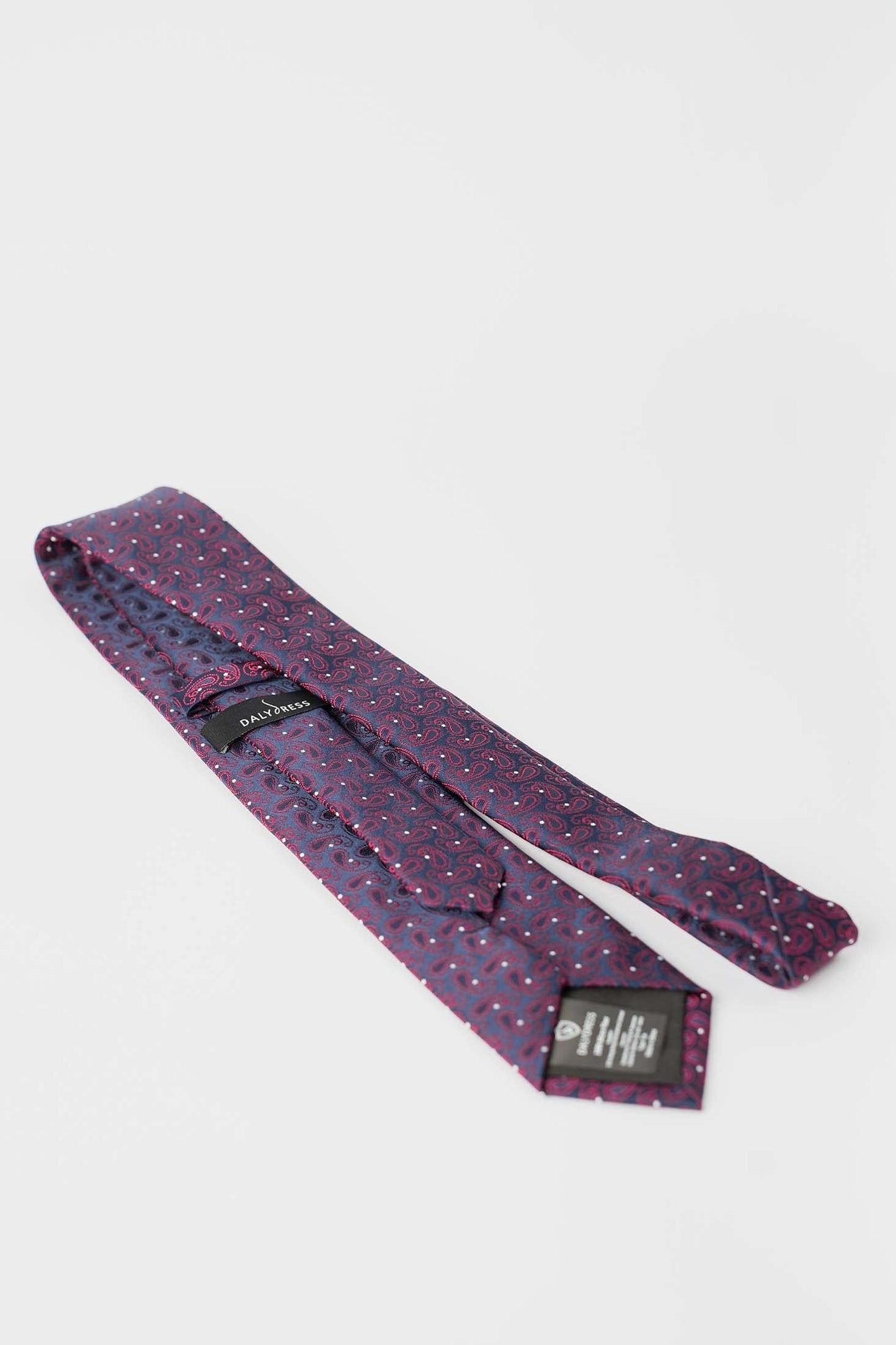 ربطة عنق عقدة أنيقة بنمط بايسلي