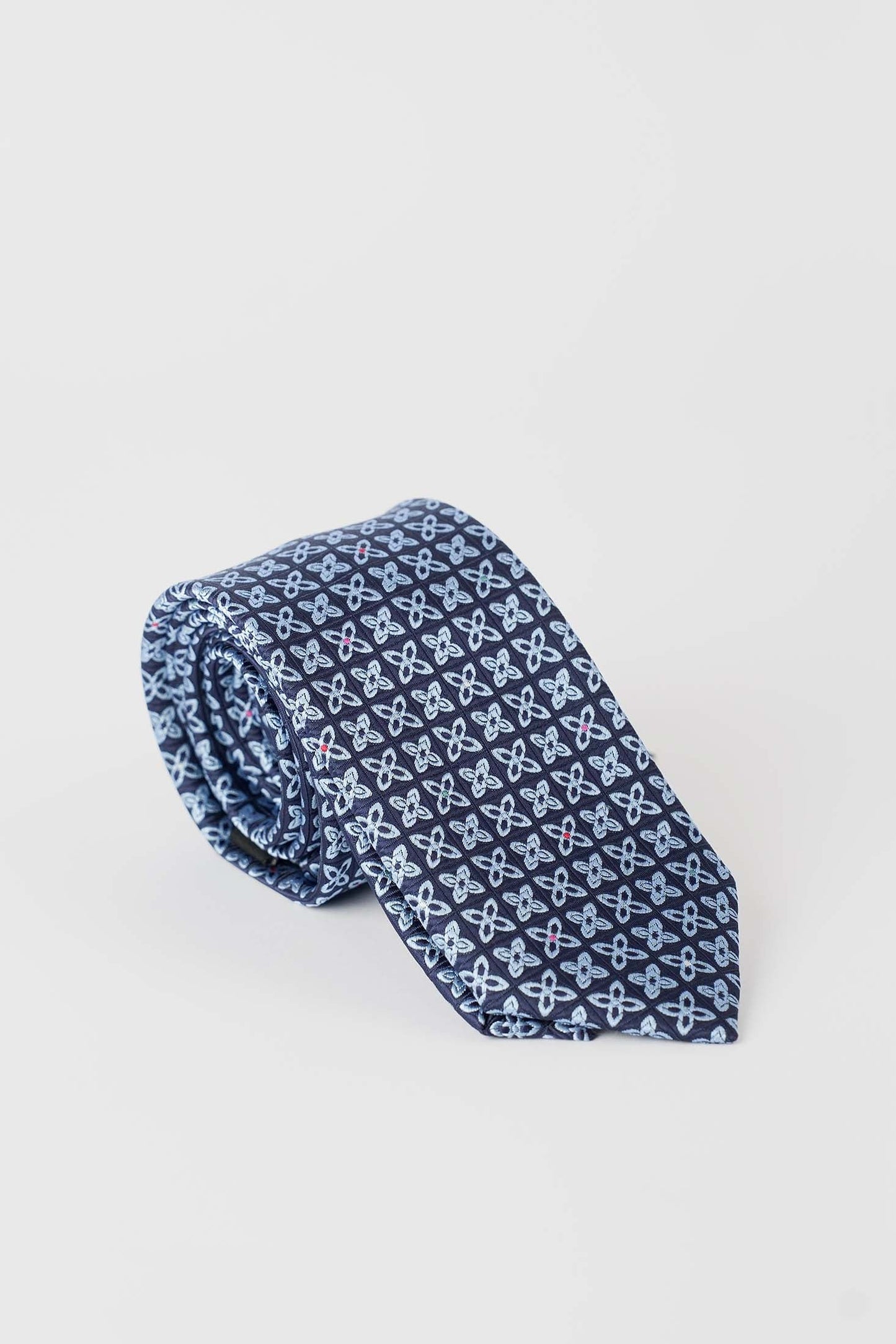 ربطة العنق الحديثة الزهرية