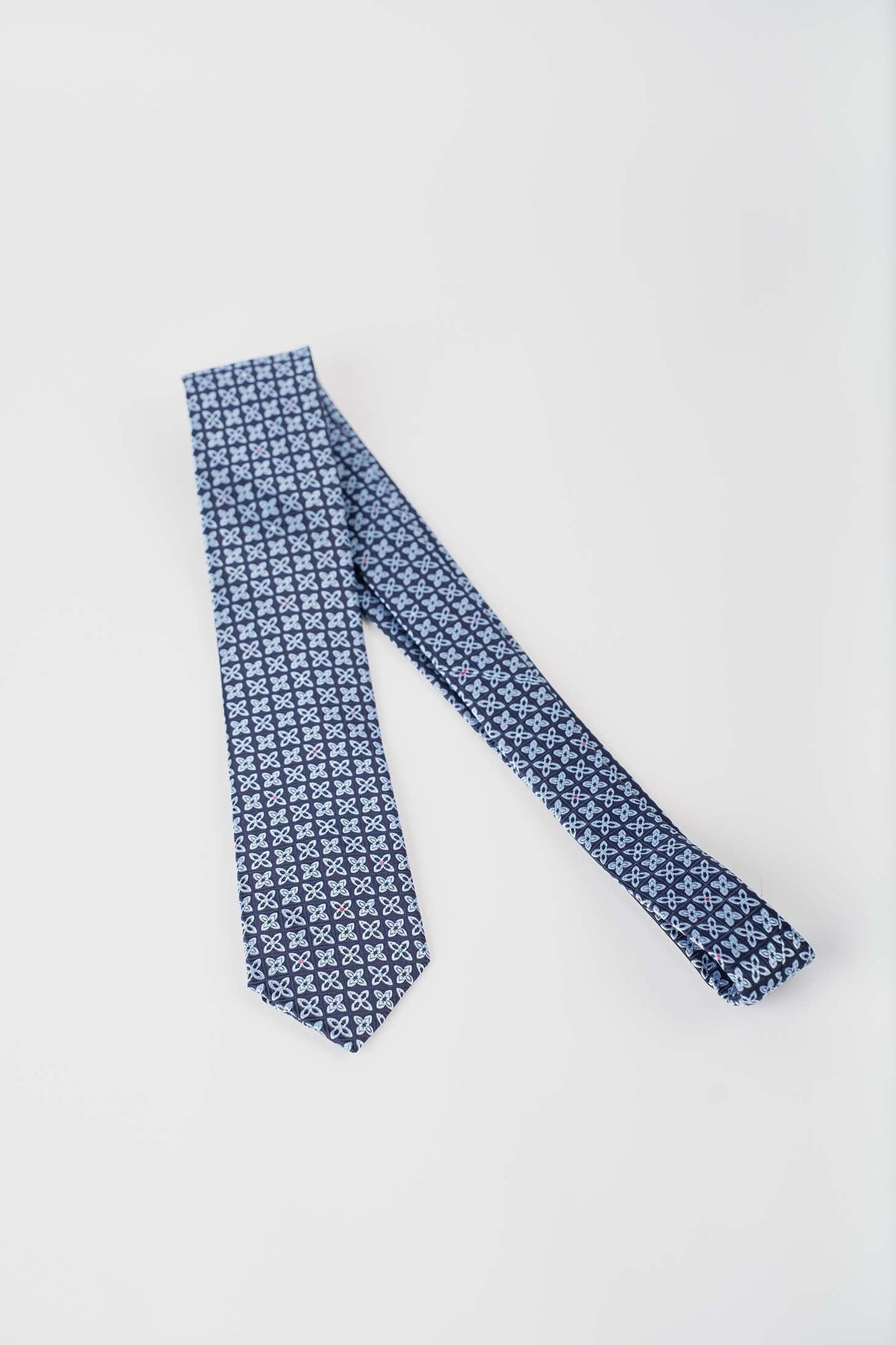 ربطة العنق الحديثة الزهرية