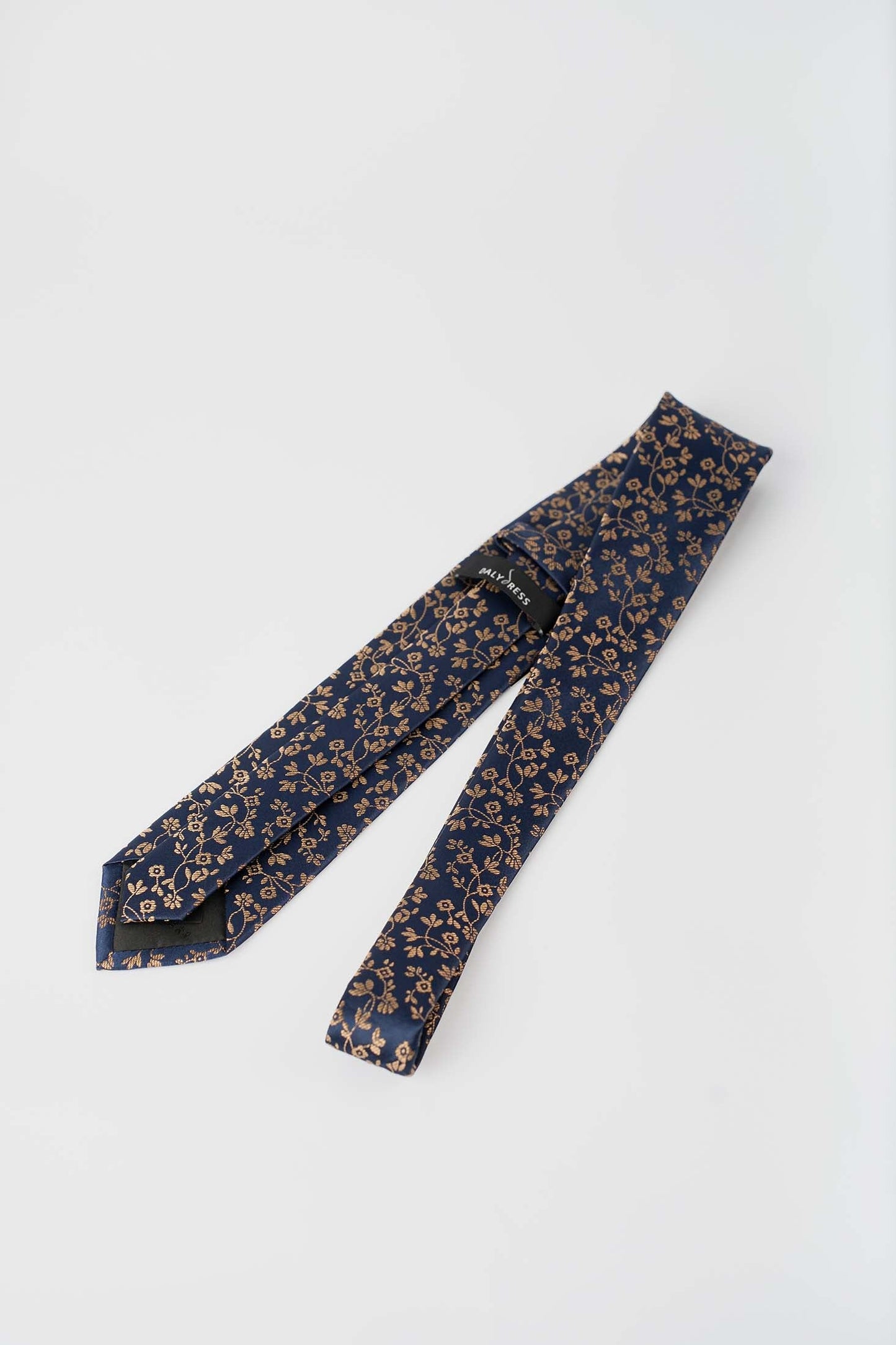 ربطة عنق كلاسيكية بنمط زهري بسيط