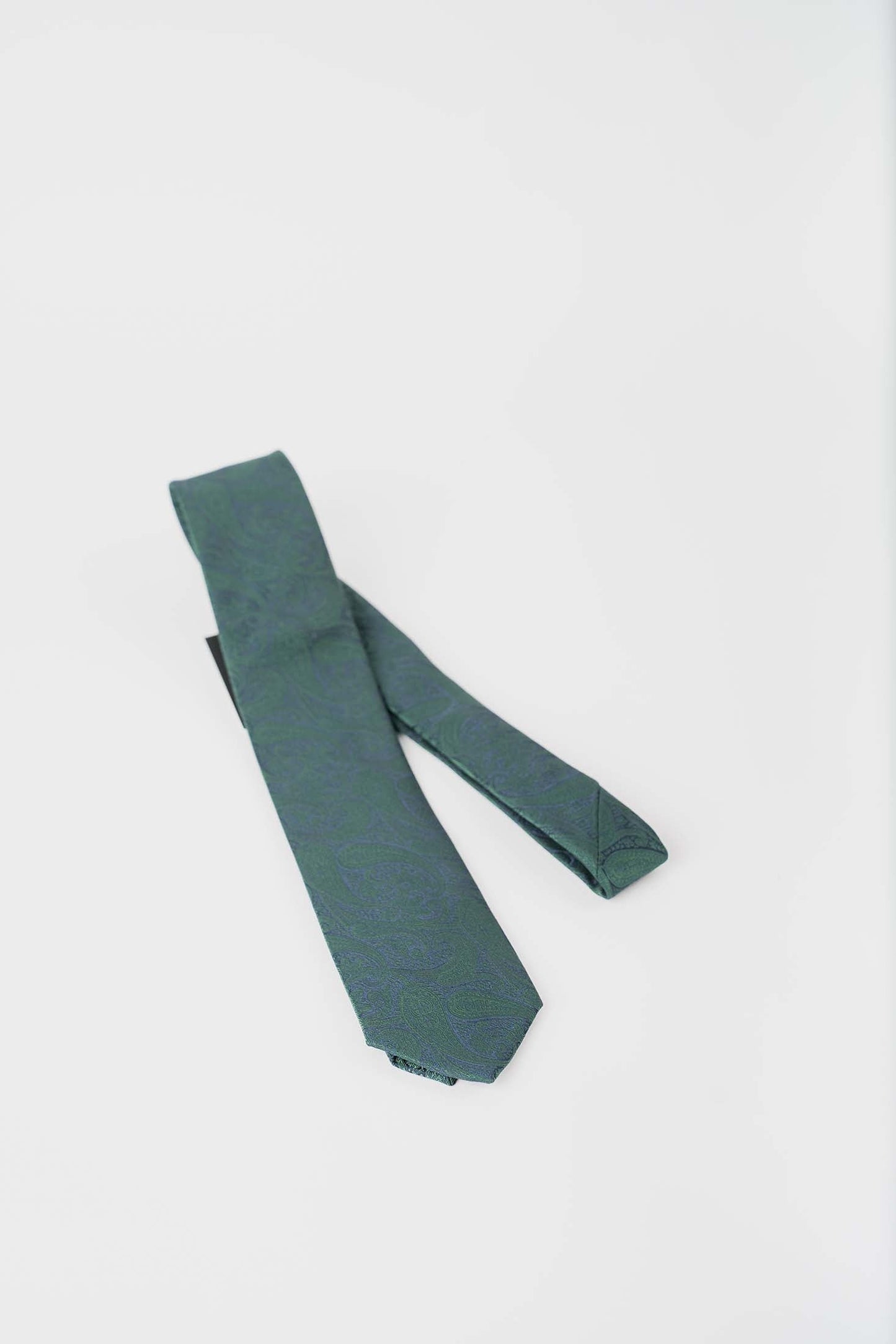 ربطة عنق عقدة أنيقة بنمط بايسلي