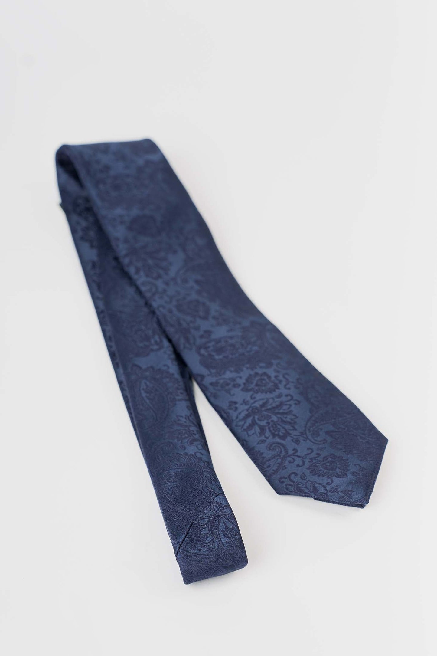 ربطة عنق كلاسيكية بنمط زهري بسيط