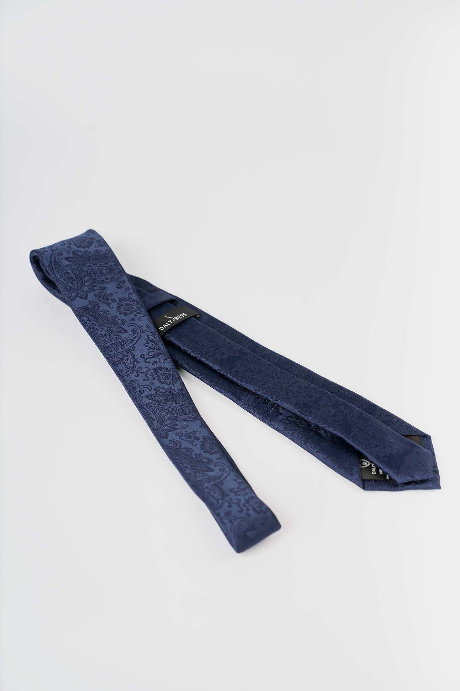 ربطة عنق كلاسيكية بنمط زهري بسيط