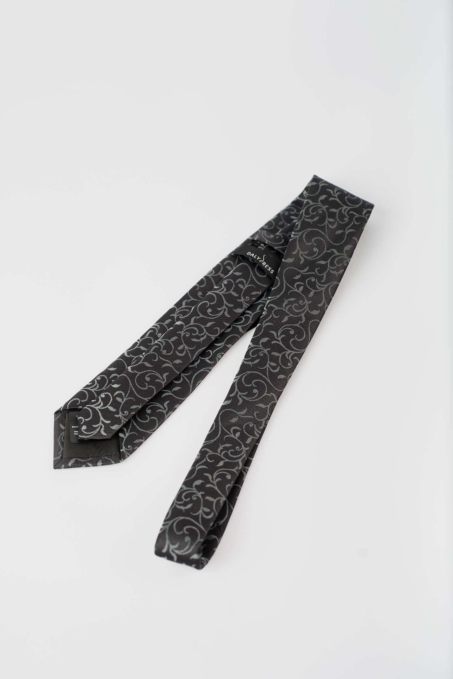 ربطة عنق كلاسيكية بنمط زهري بسيط