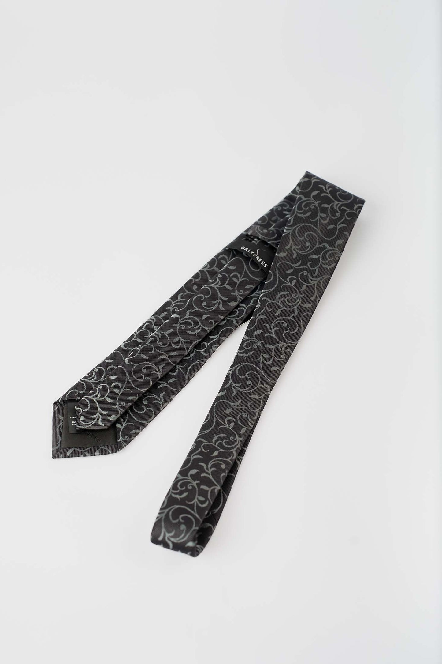 ربطة عنق كلاسيكية بنمط زهري بسيط