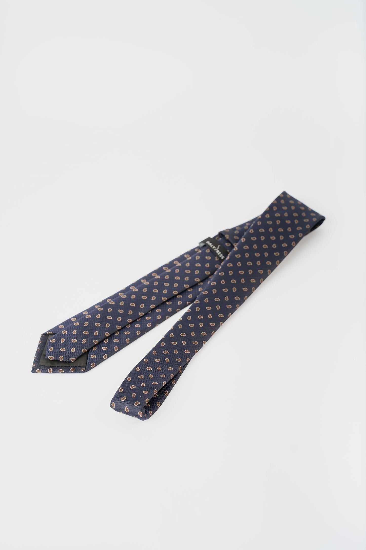 ربطة عنق عقدة أنيقة بنمط بايسلي