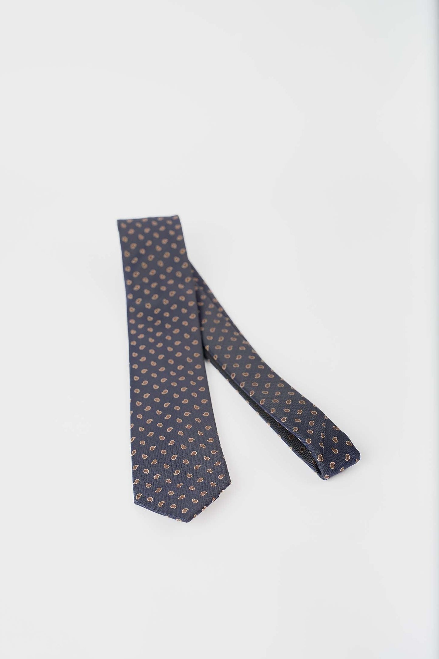 ربطة عنق عقدة أنيقة بنمط بايسلي