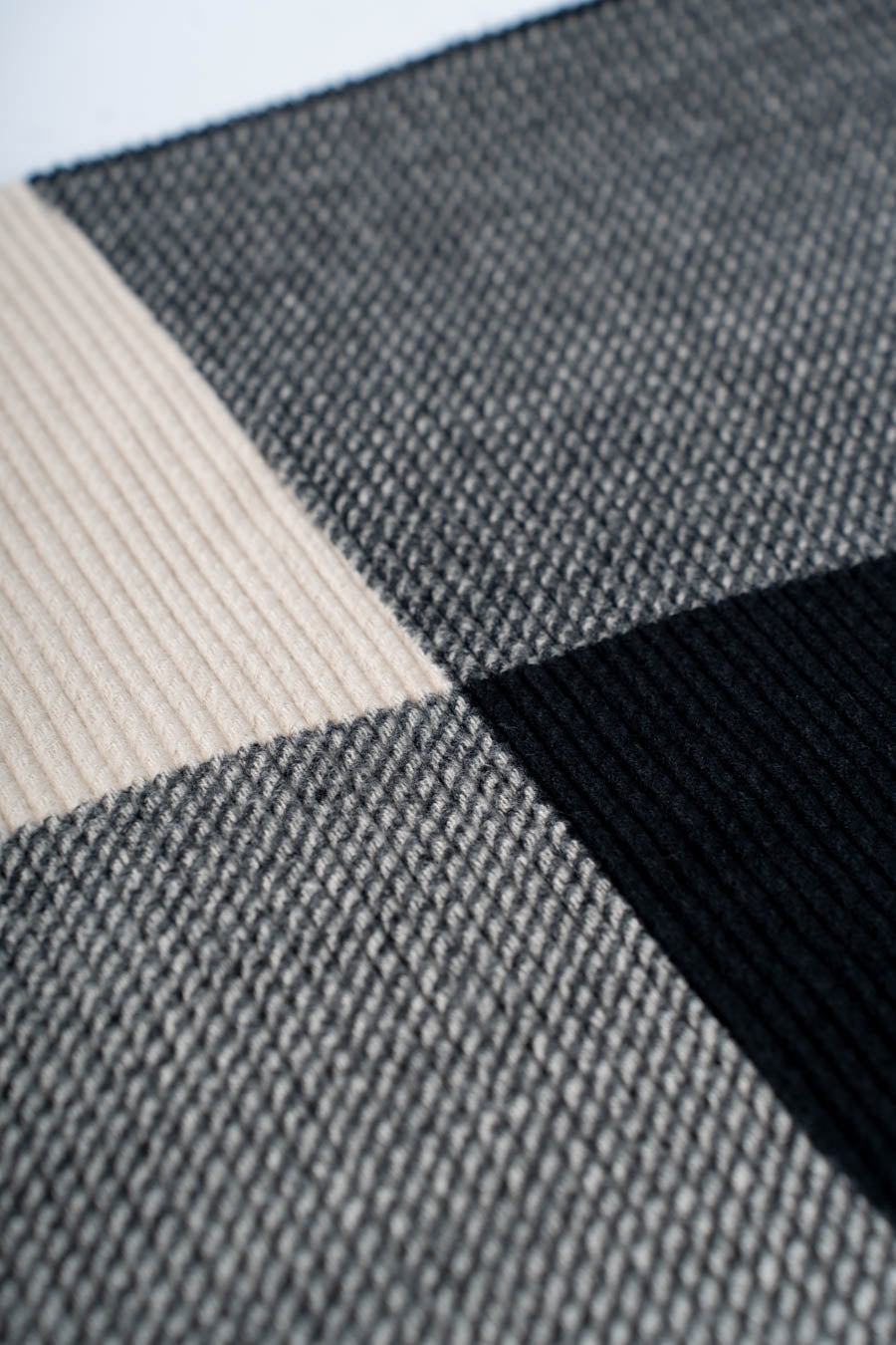 وشاح شتوي مخططي مع شراريب.