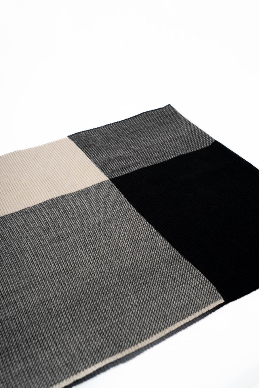 وشاح شتوي مخططي مع شراريب.