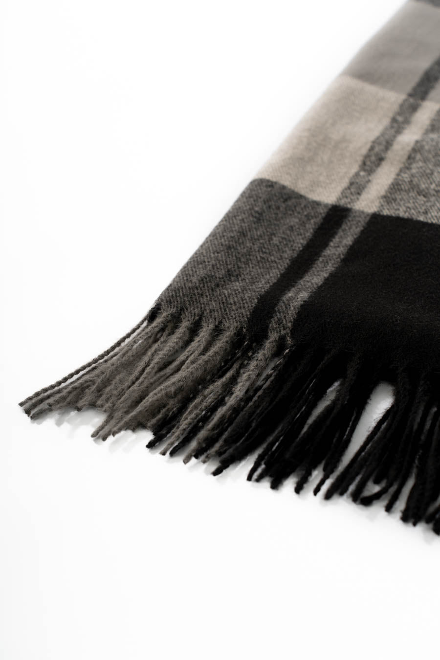 وشاح شتوي مخططي مع شراريب.