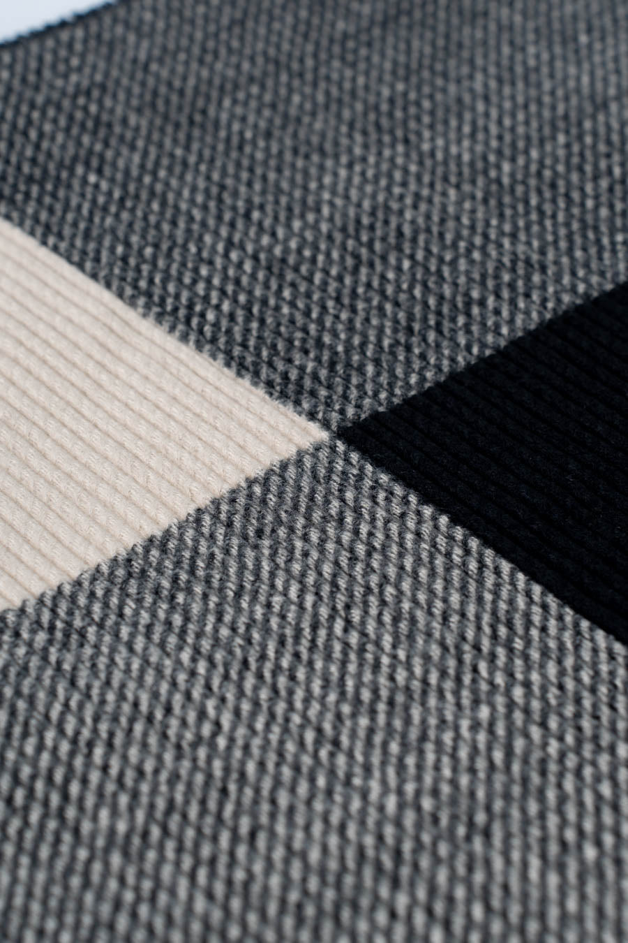 وشاح شتوي مخططي مع شراريب.