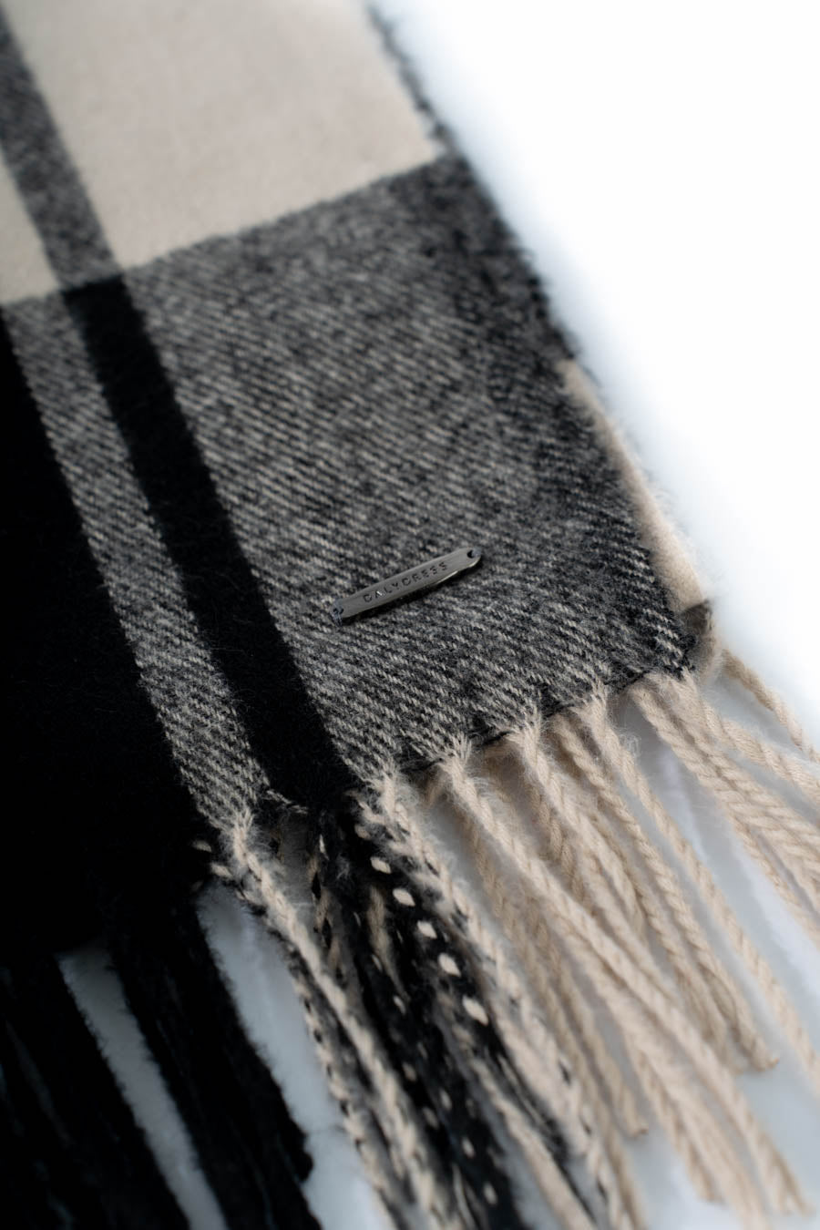 وشاح شتوي مخططي مع شراريب.