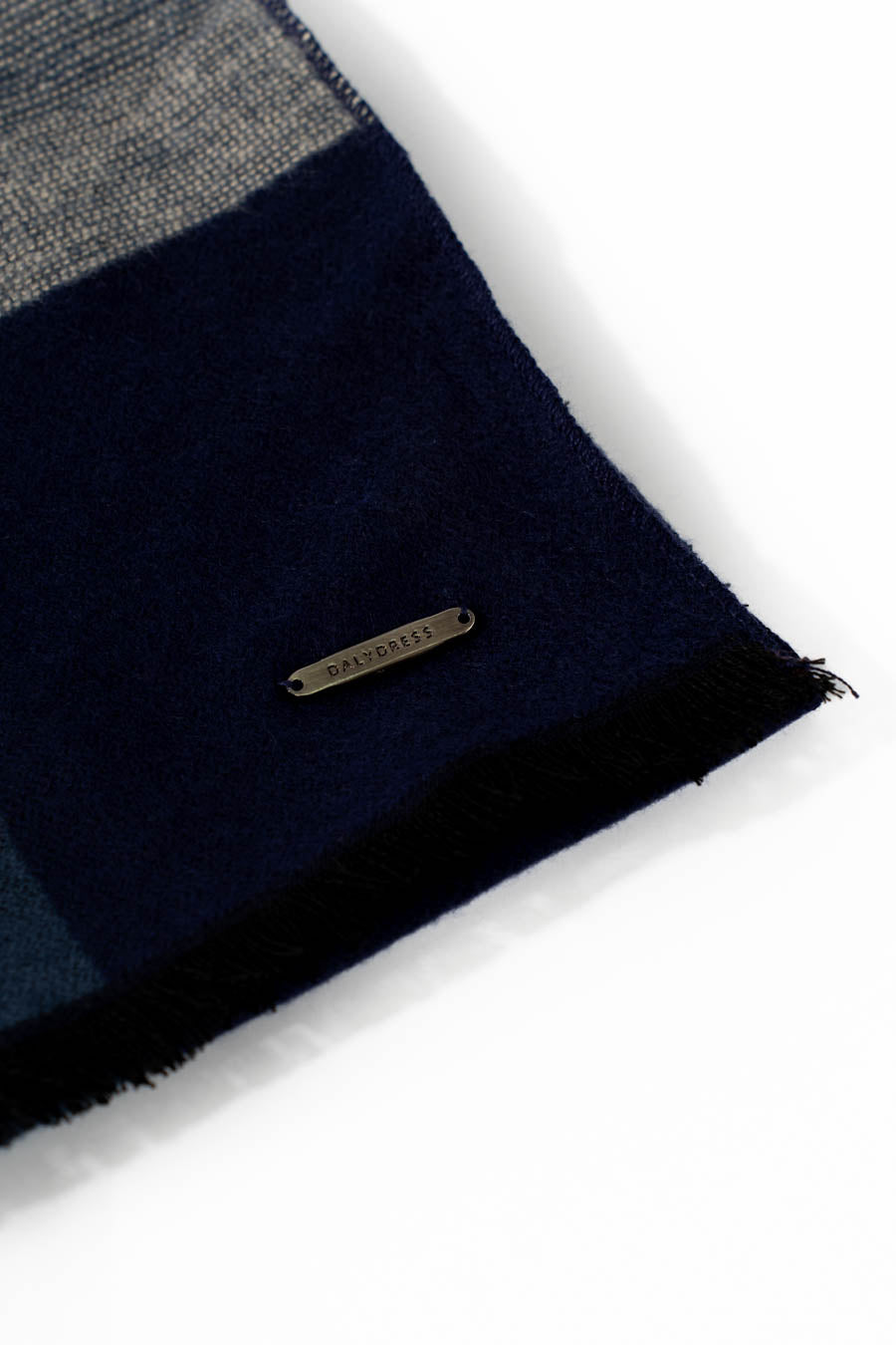 وشاح شتوي مخططي مع شراريب.