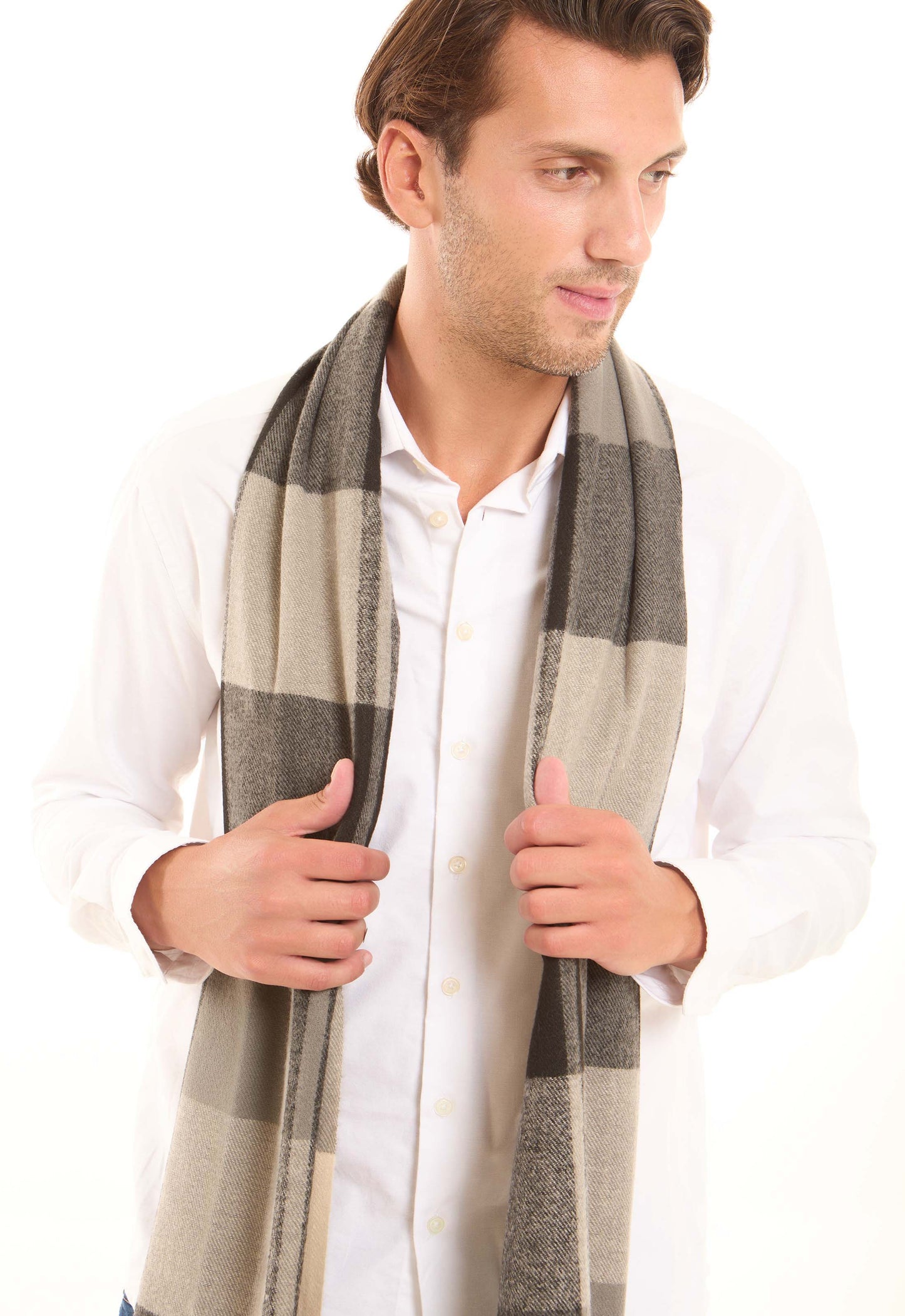 وشاح شتوي مخططي مع شراريب.