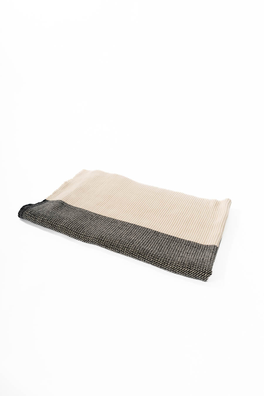 وشاح شتوي مخططي مع شراريب.