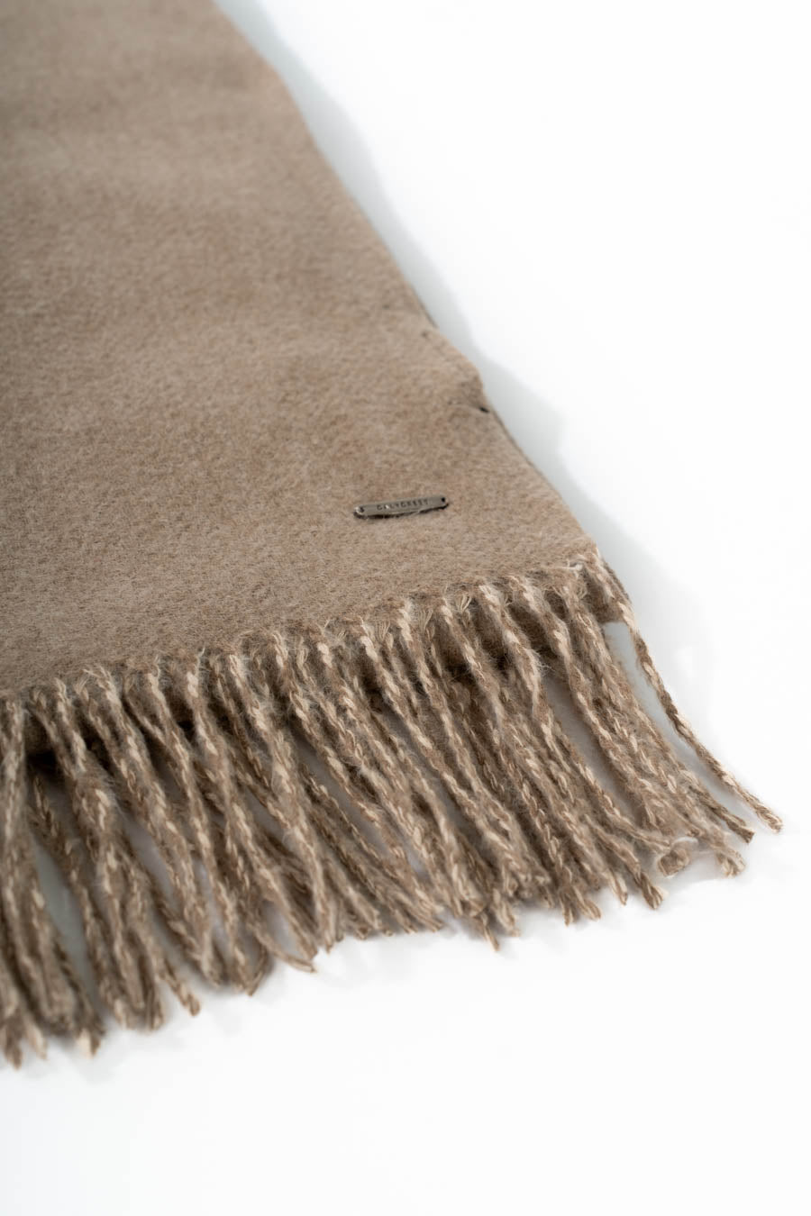 وشاح صلب مع حواف شرارية