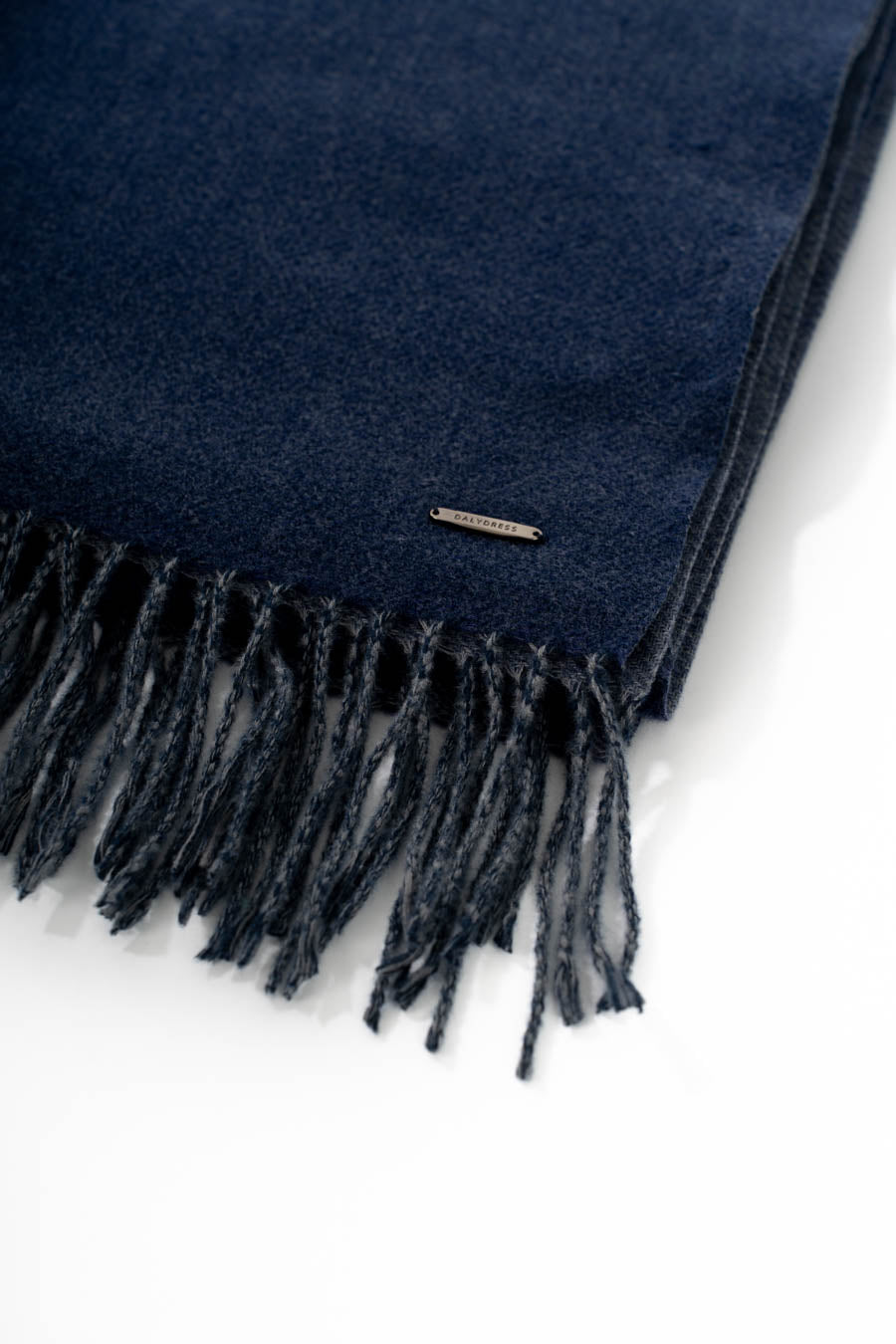 وشاح صلب مع حواف شرارية