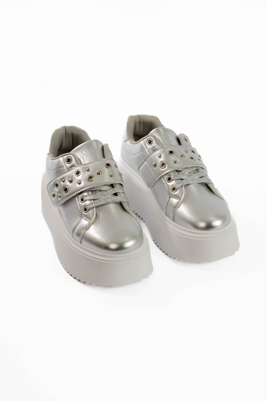 أسلوب حذاء رياضي بمنصة معدنية