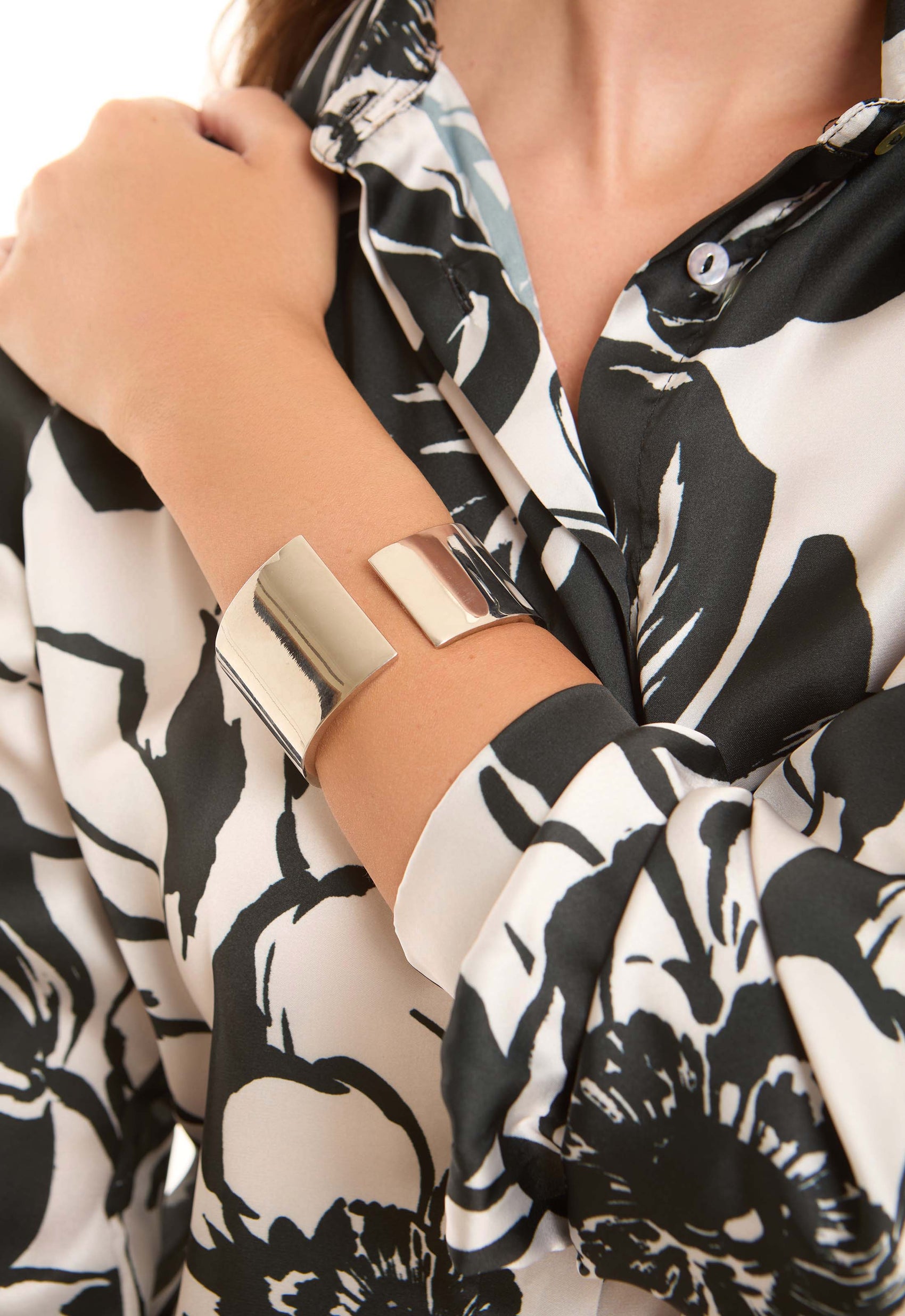 Minimalist Open-Edge Cuff with High-Gloss Finish