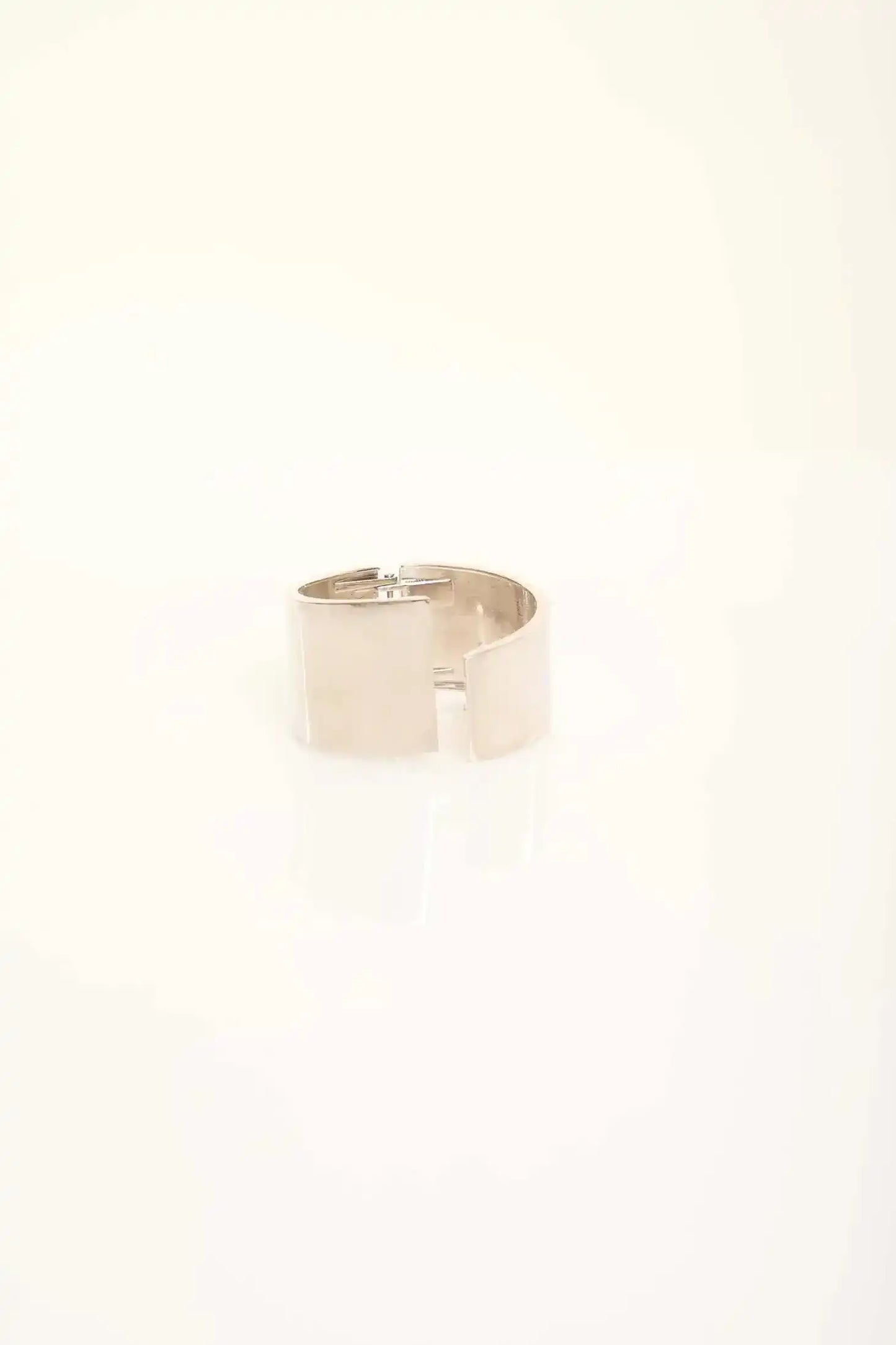 Minimalist Open-Edge Cuff with High-Gloss Finish