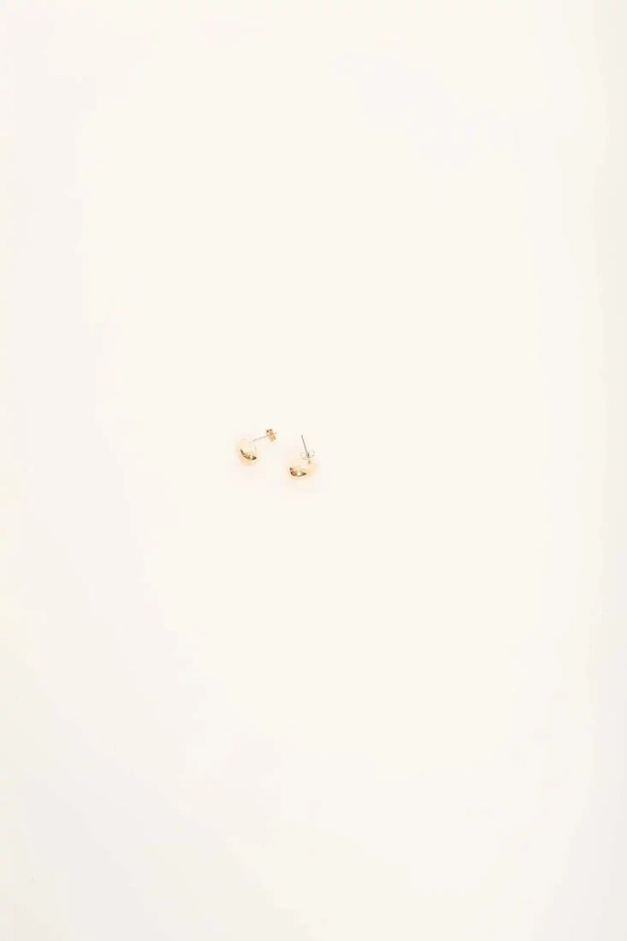 حلق صغير بسيط على شكل قطرة
