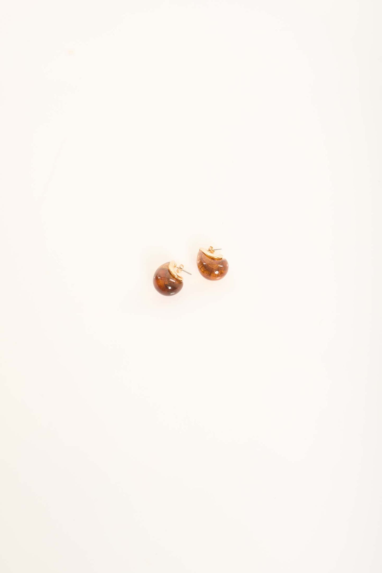 أقراط دائرية كهرمانية ملتفة