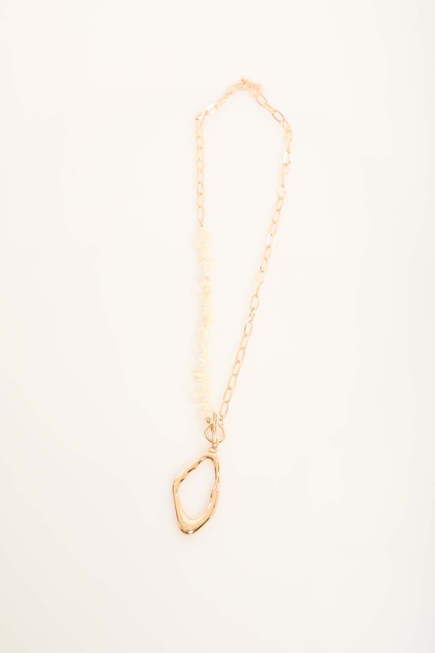 Glossy Metallic Pendant Chain Necklace