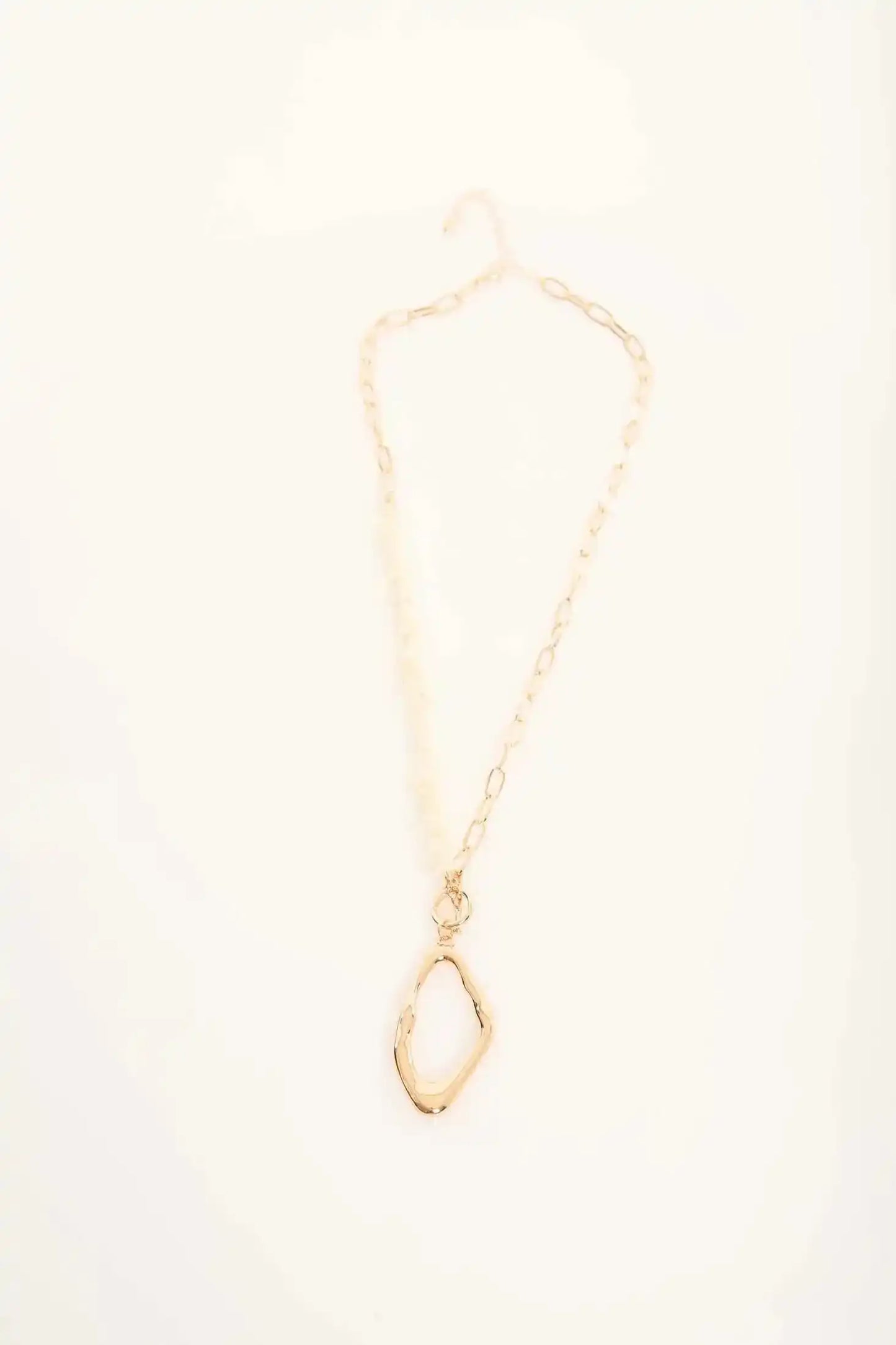 Glossy Metallic Pendant Chain Necklace