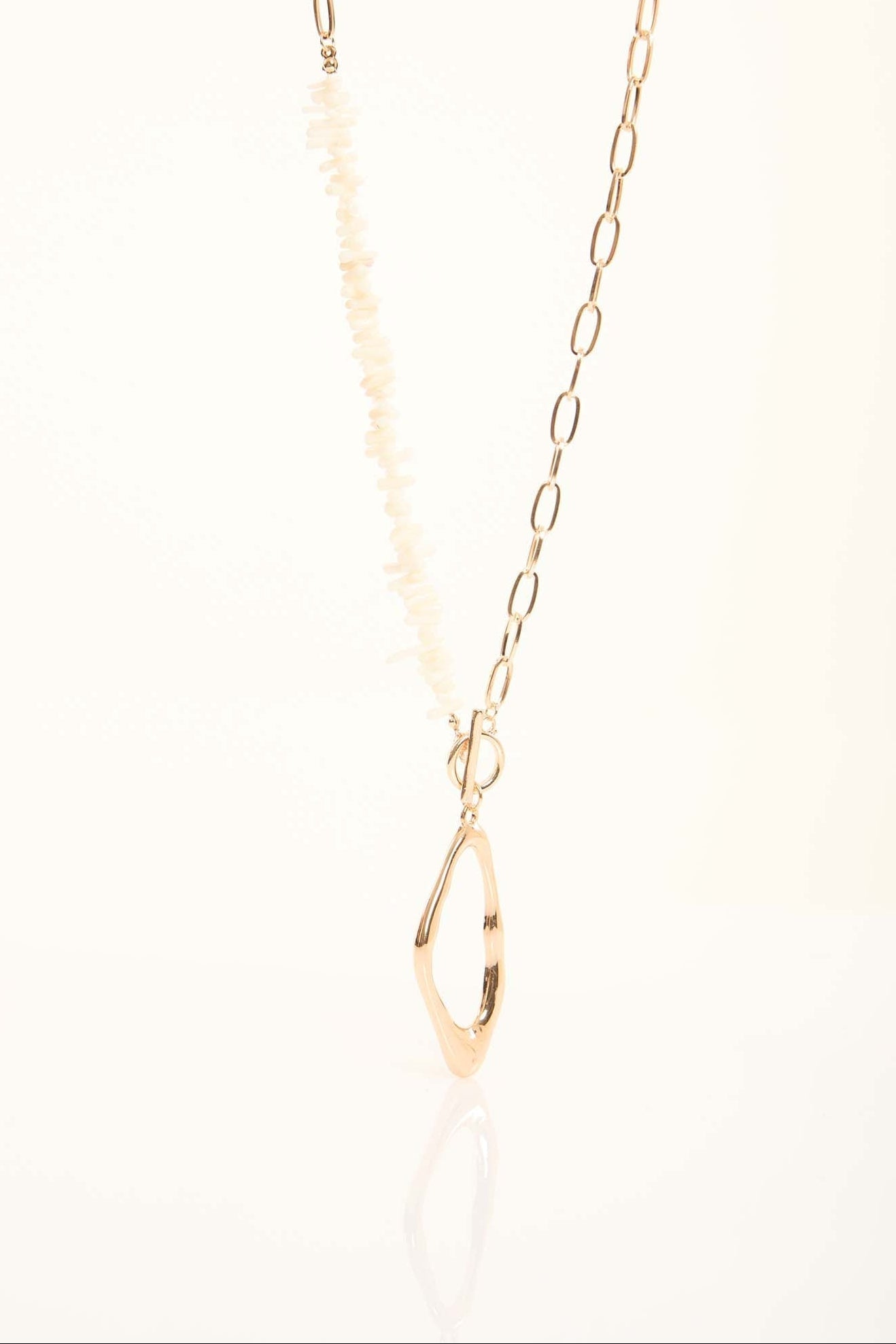 Glossy Metallic Pendant Chain Necklace