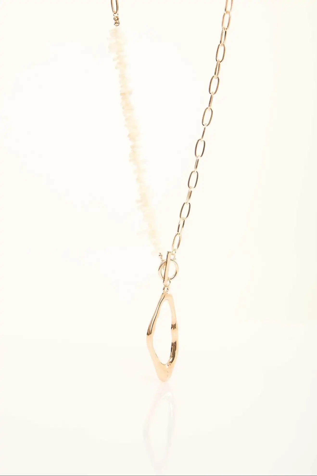 Glossy Metallic Pendant Chain Necklace
