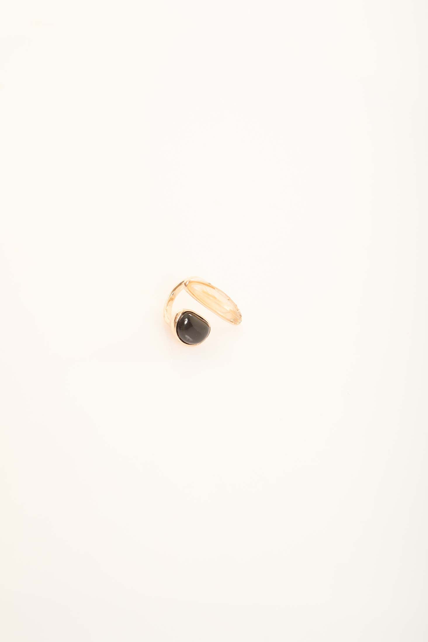 الحلقة المفتوحة بالأحجار السوداء والكهرمانية