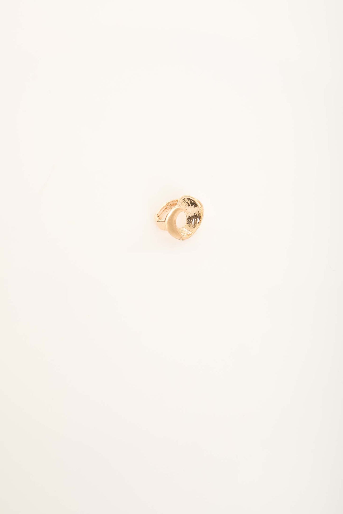 خاتم أجوف تجريدي بتشطيب ذهبي