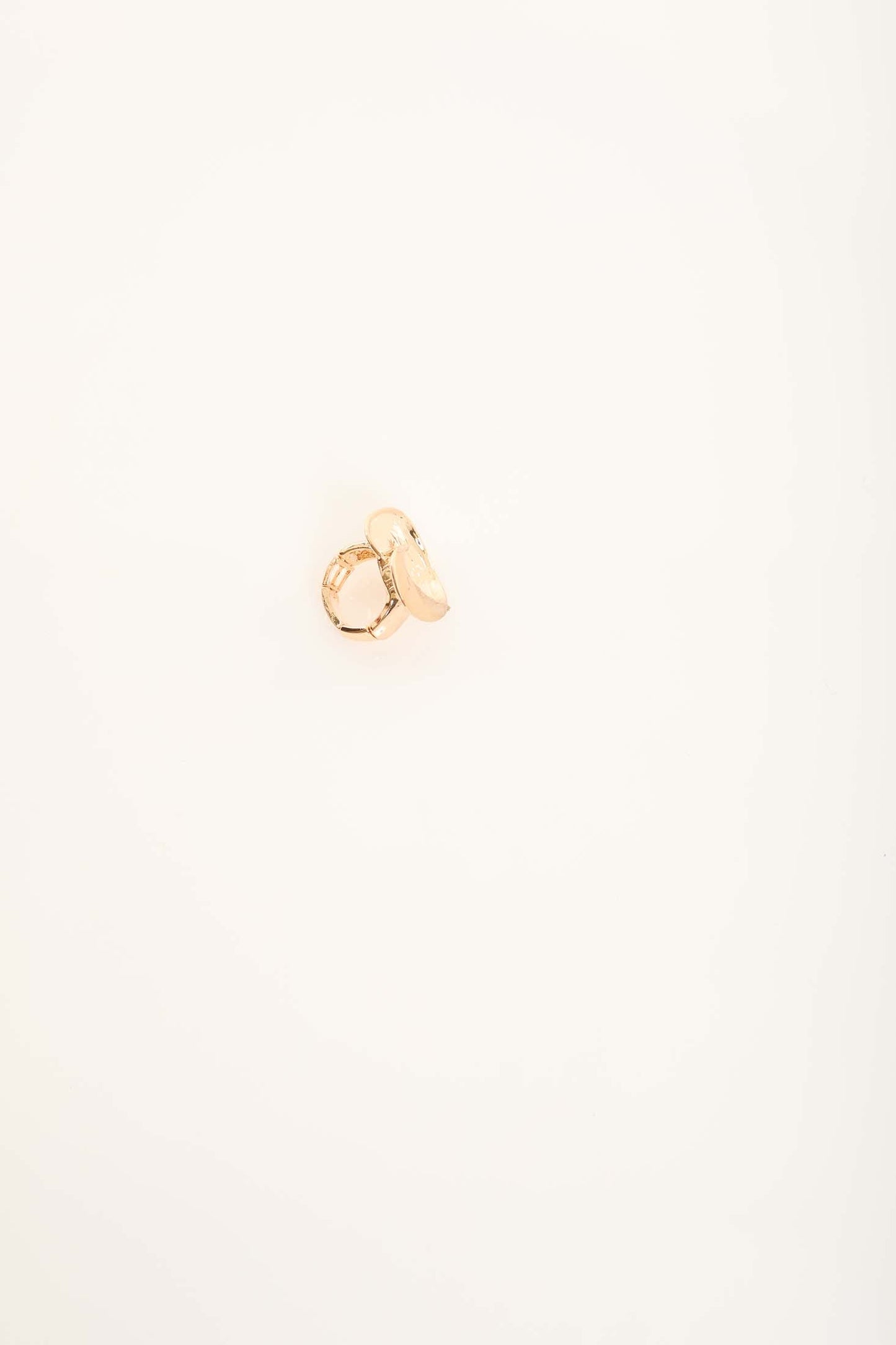 خاتم أجوف تجريدي بتشطيب ذهبي