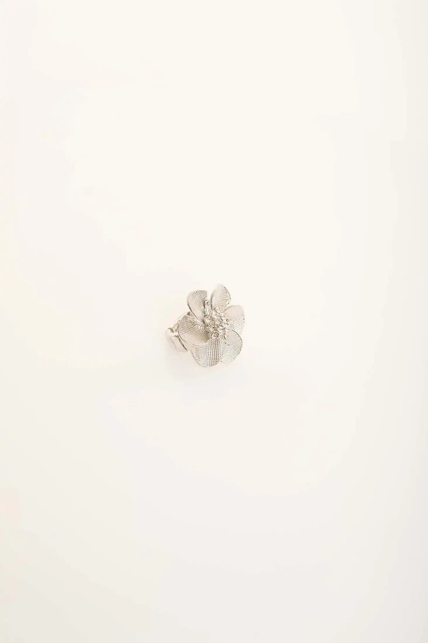 تصميم خاتم فضي مستوحى من الزهور