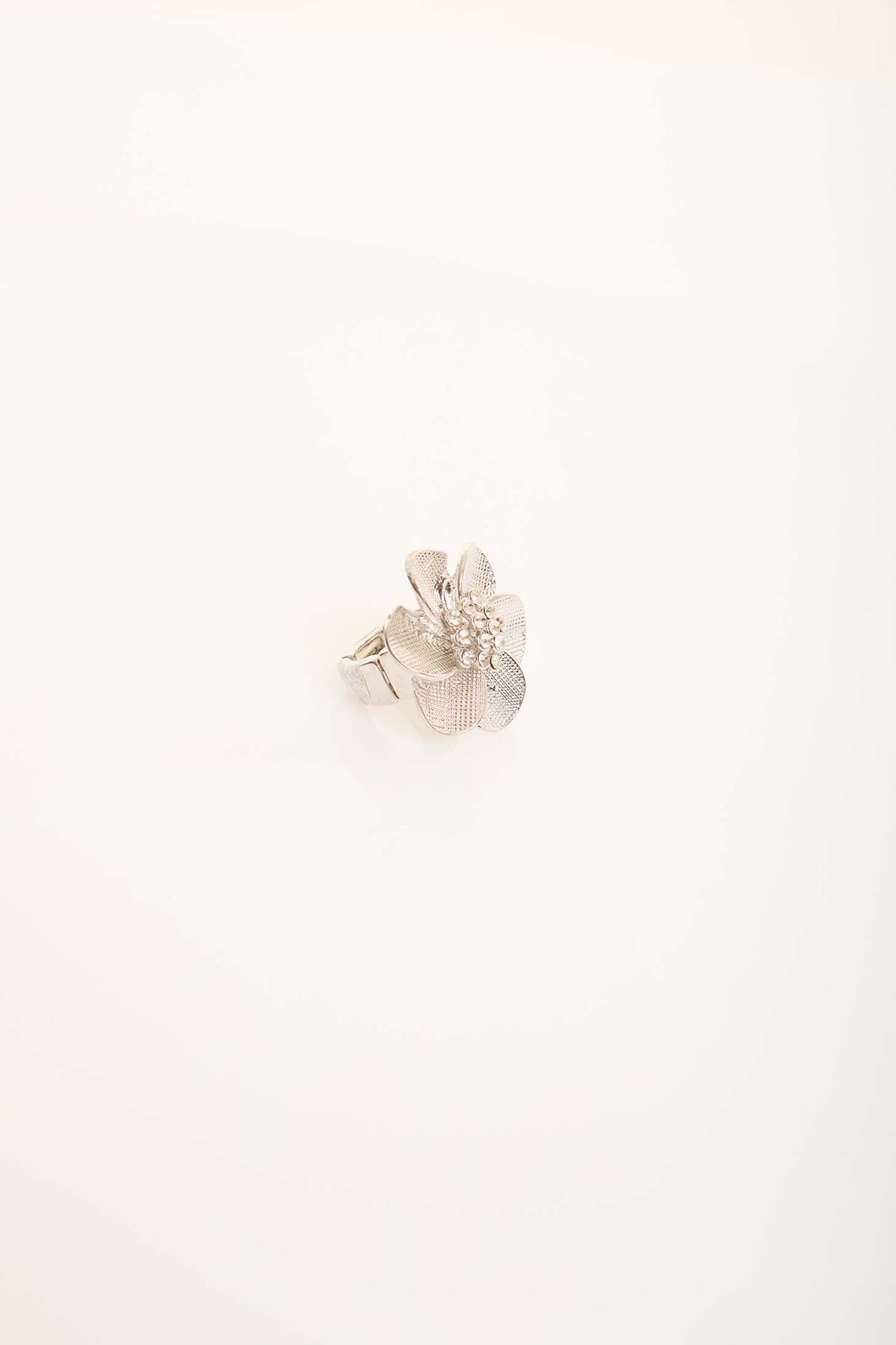 تصميم خاتم فضي مستوحى من الزهور