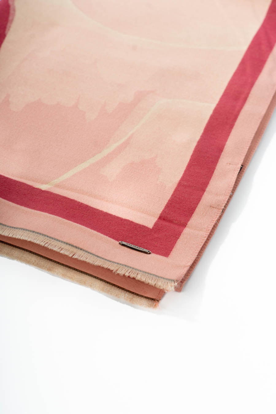 تصميم وشاح مطبوع بالزهرة