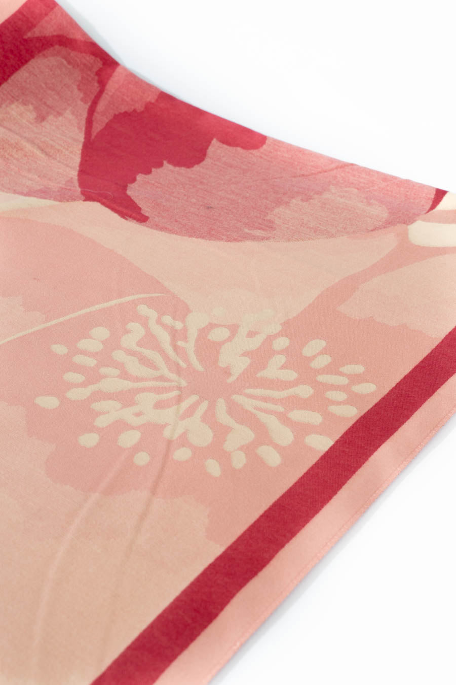 تصميم وشاح مطبوع بالزهرة