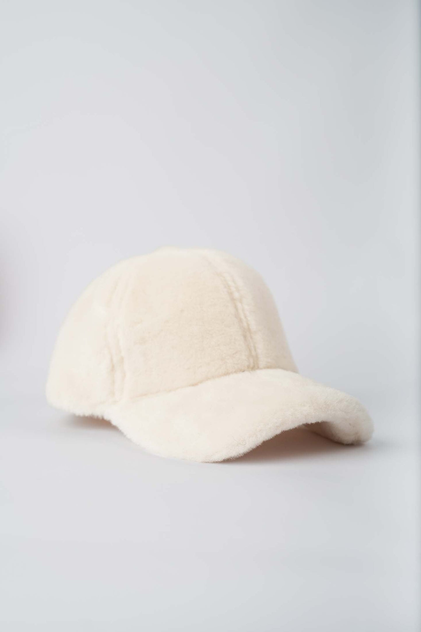 قبعة صوفية محبوكة مزينة باللؤلؤ مع بوم بوم