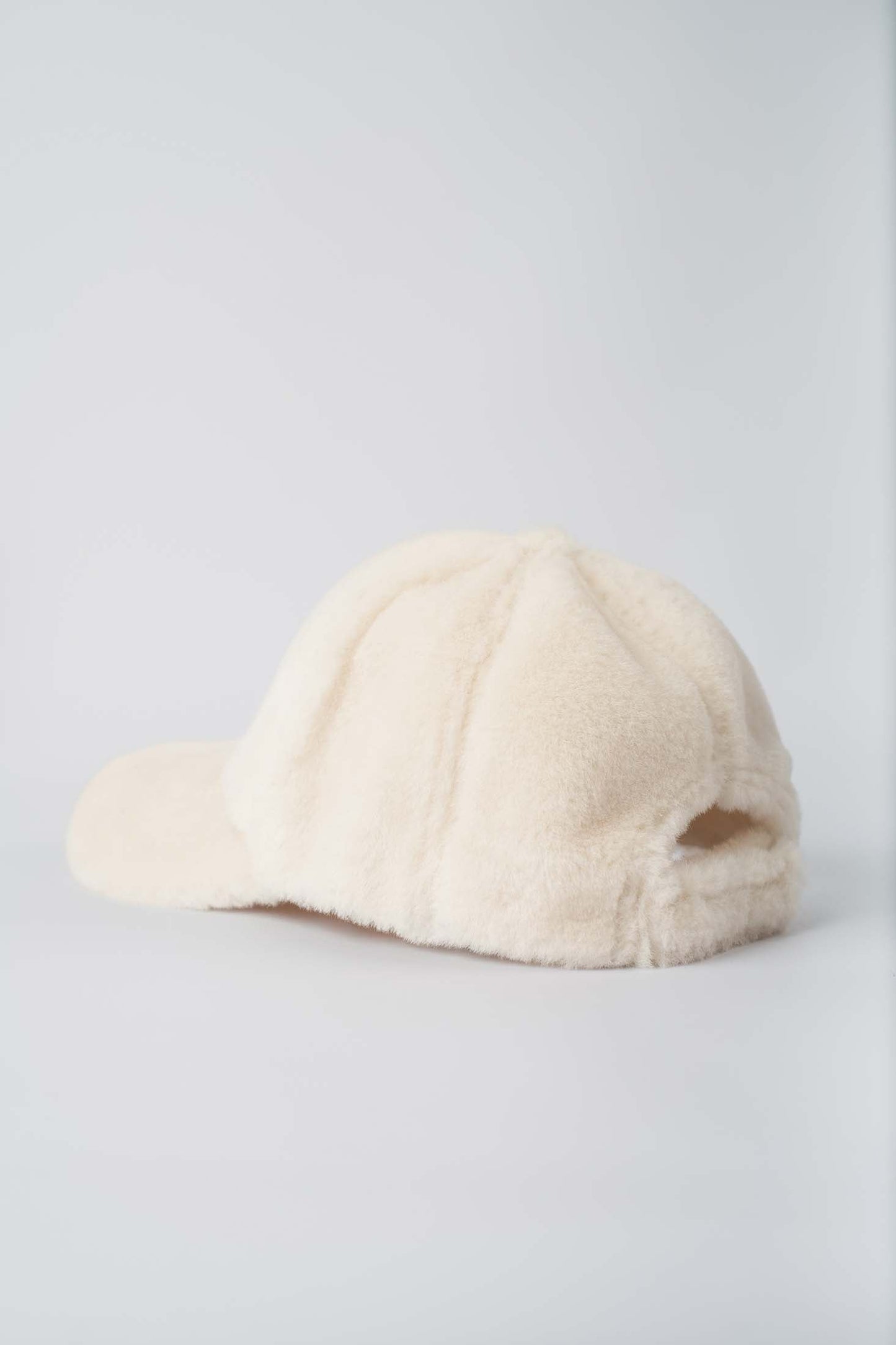 قبعة صوفية محبوكة مزينة باللؤلؤ مع بوم بوم