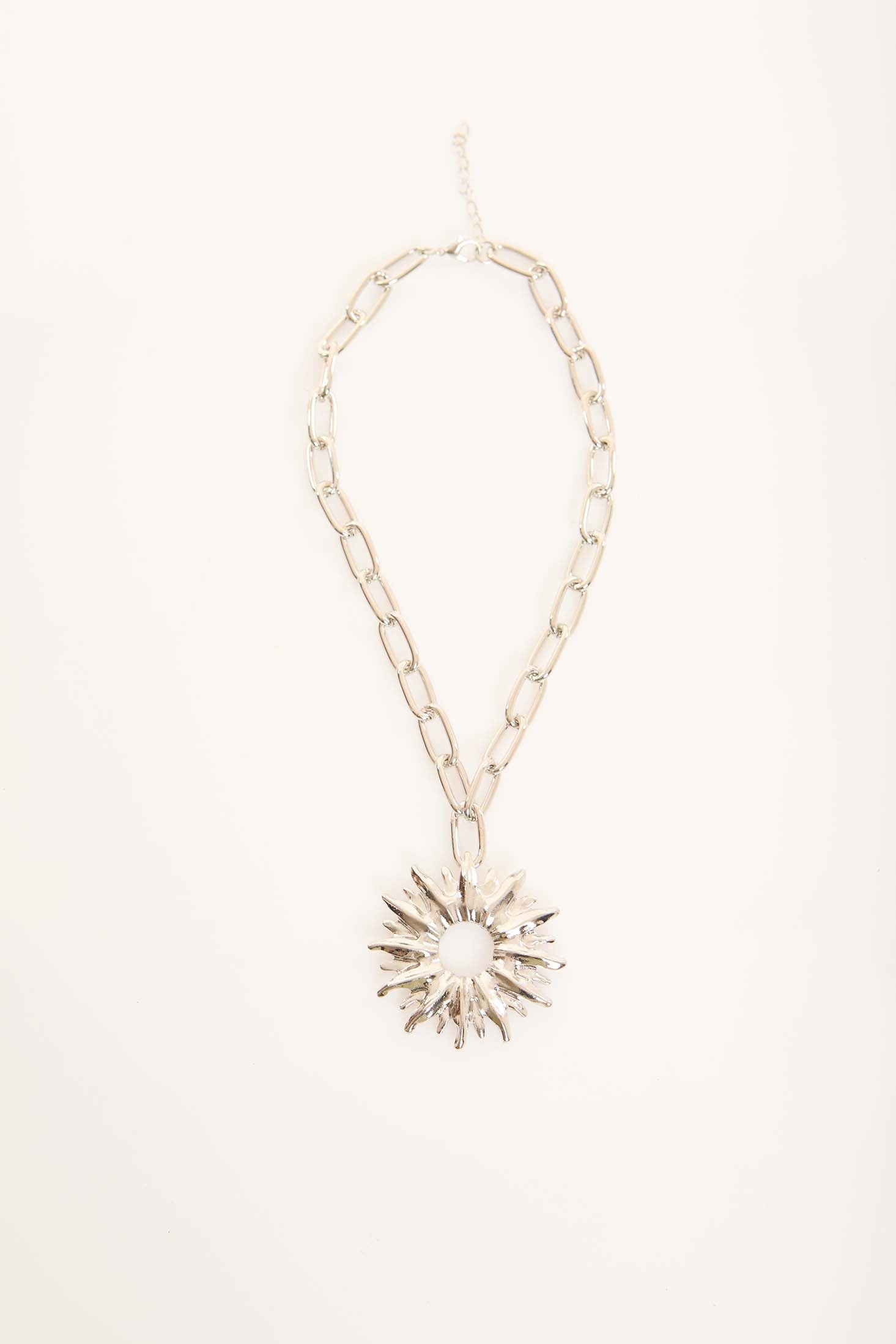 عقد فضي بدلاية أشعة الشمس