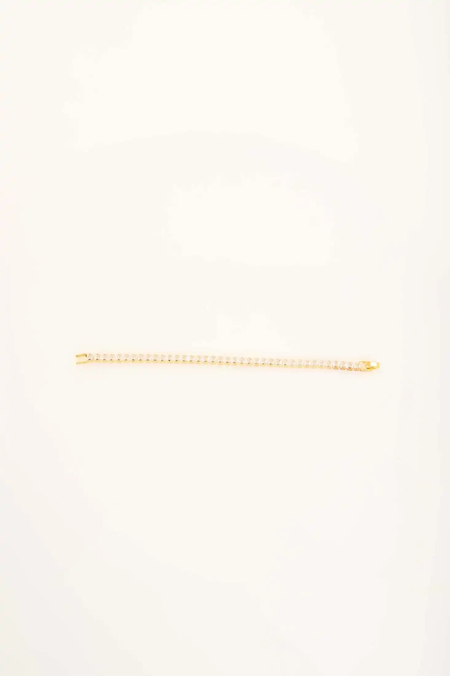 سوار التنس الكلاسيكي مع الأحجار المتلألئة