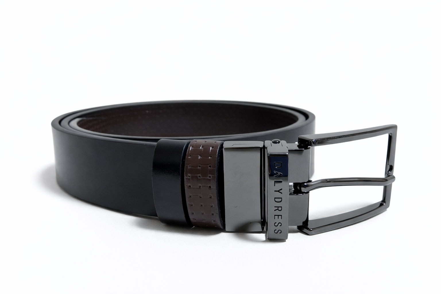 حزام جلد أسود بتصميم أنيق  