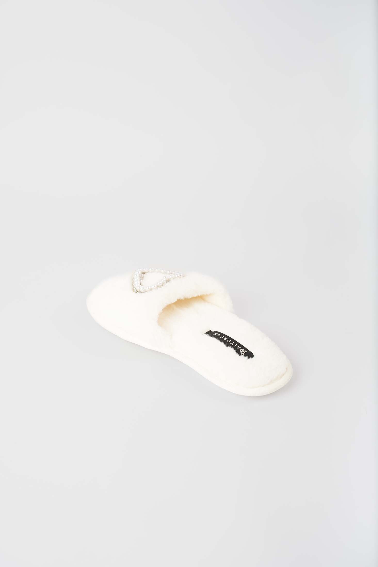 نعال منزلية مطرزة من الفرو الصناعي