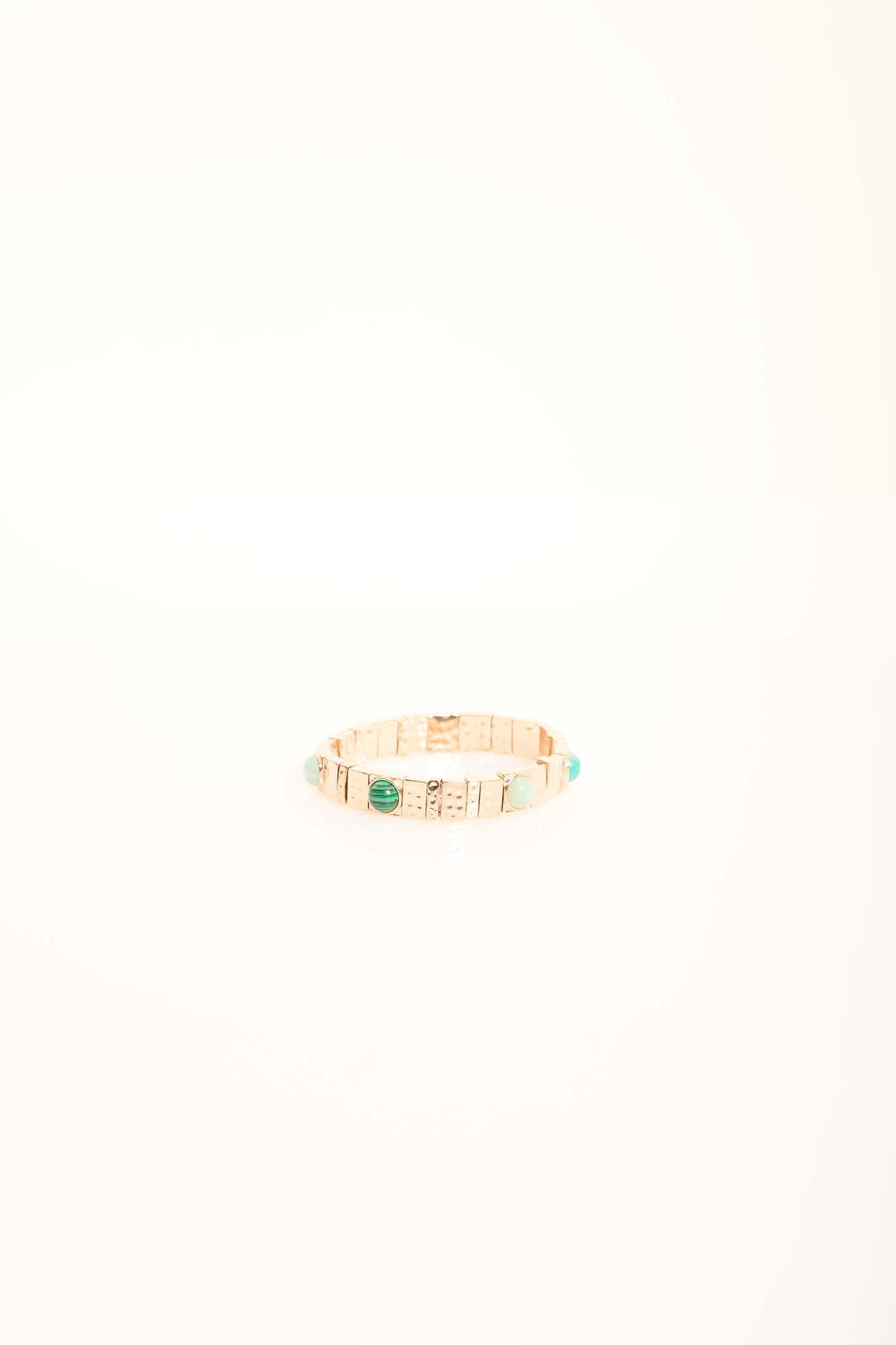 سوار معدني مزين بالحجر