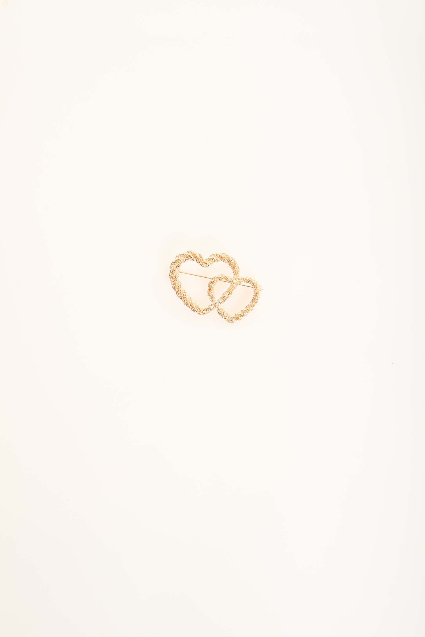 بروش على شكل قلب لطيف