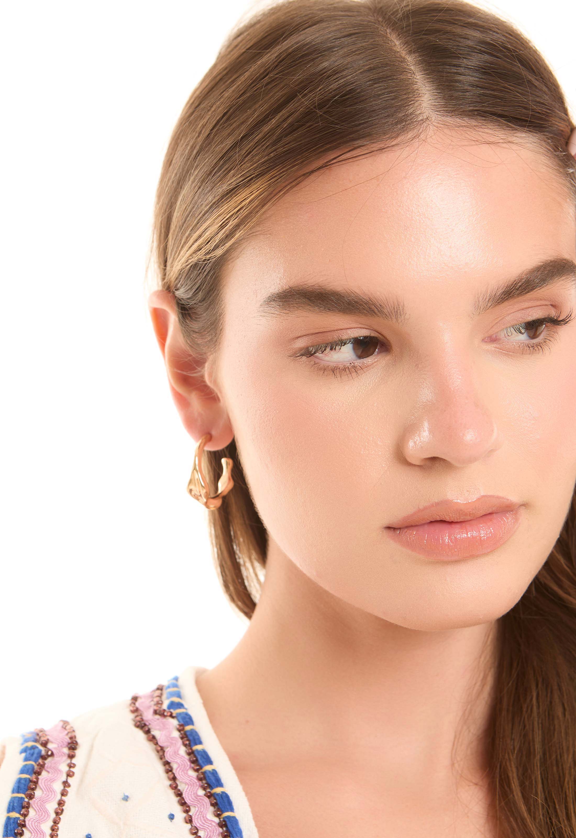 أقراط الحلقة الملتوية