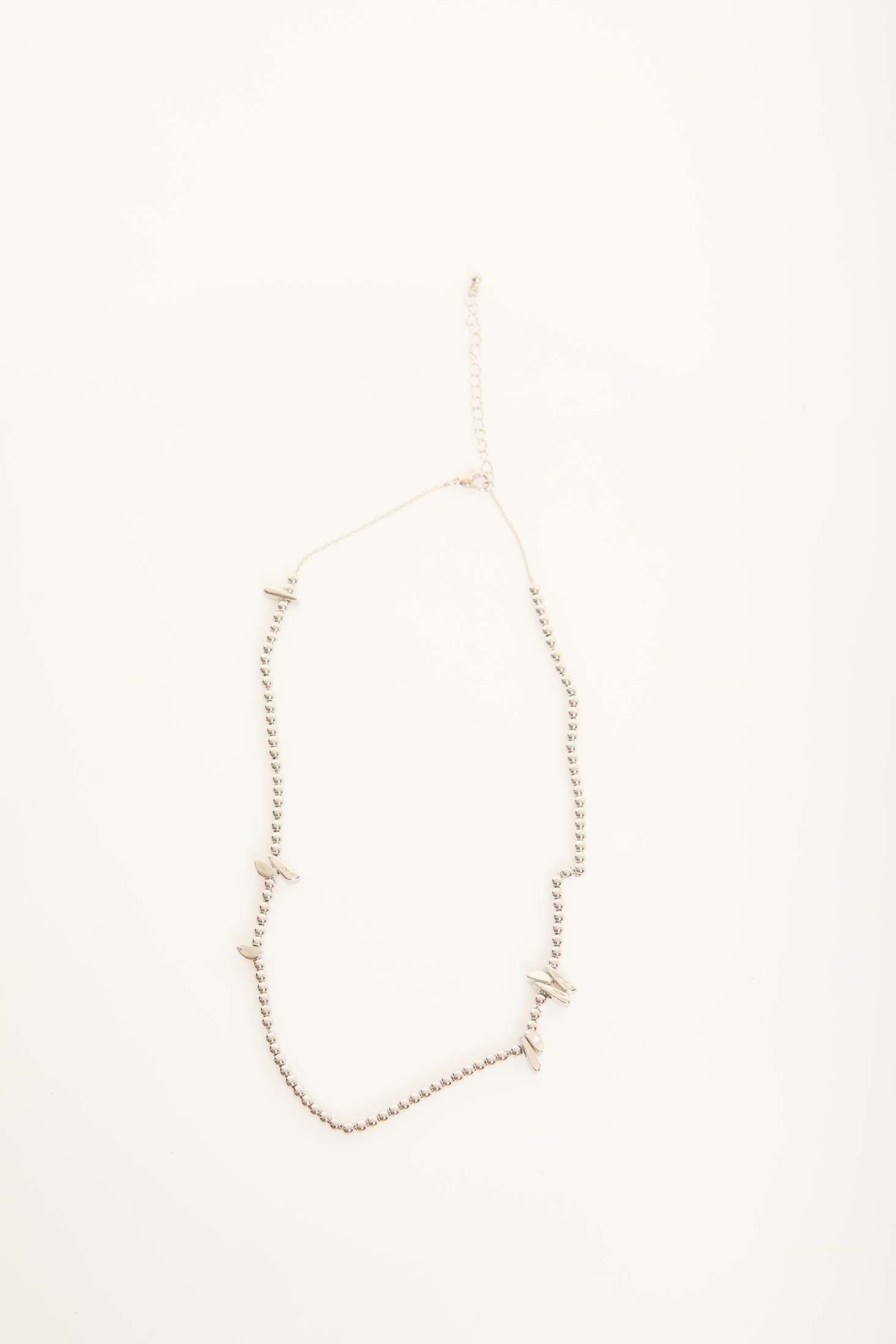 عقد فضي بتفاصيل مستوحاة من الأجنحة