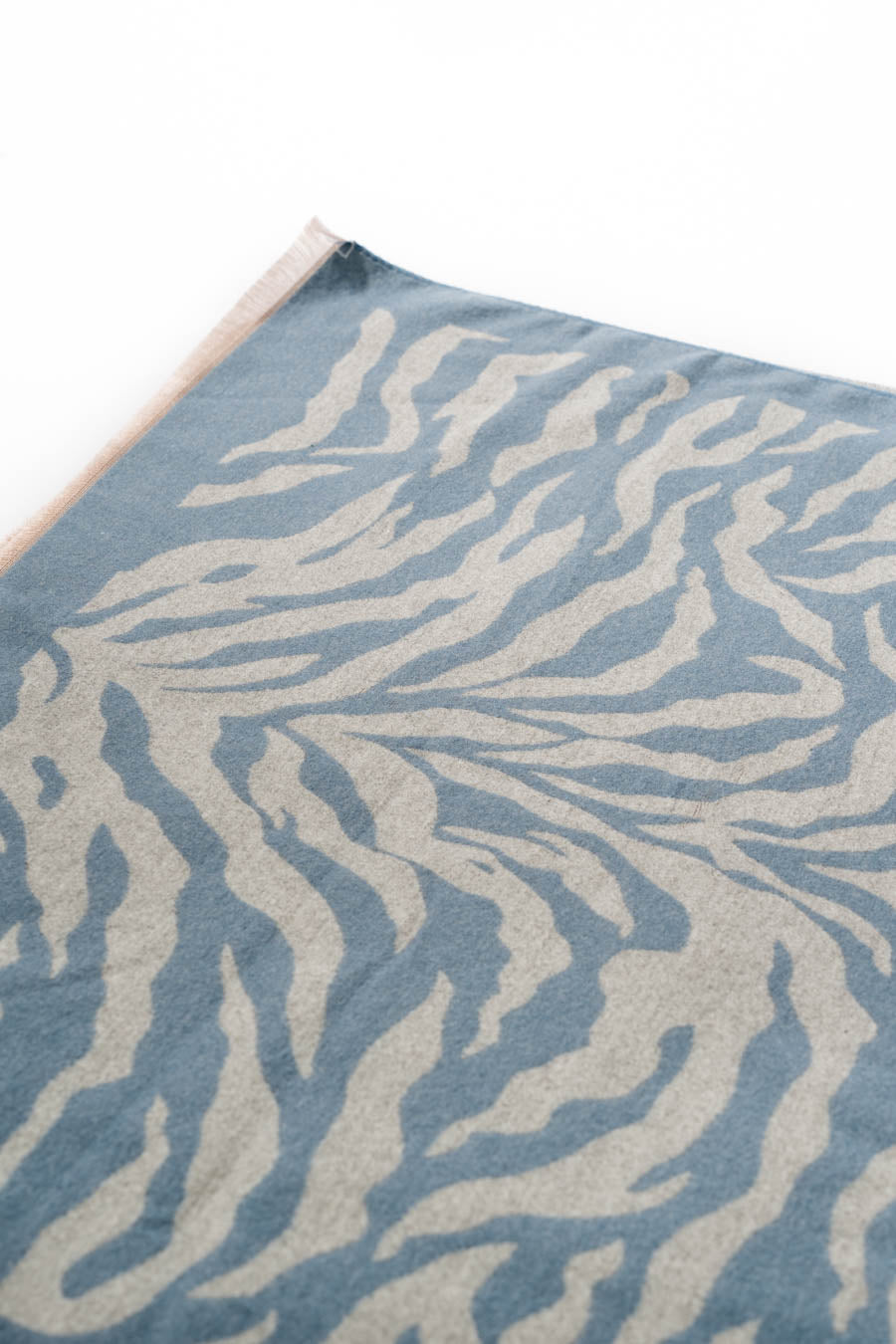 غلاف وشاح ناعم بنمط حمار وحشي قابل للعكس