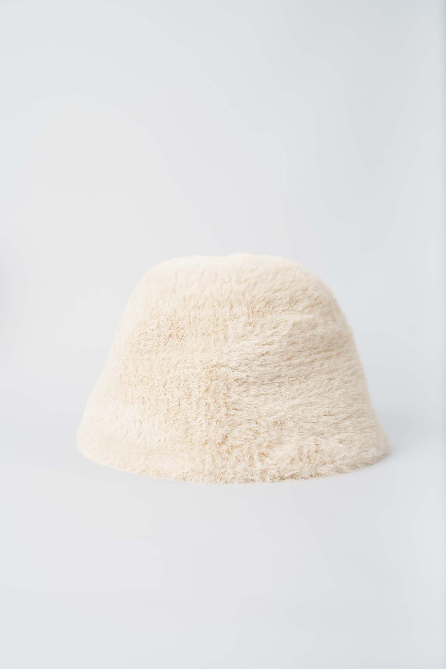 قبعة صوفية محبوكة مزينة باللؤلؤ مع بوم بوم